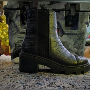 Sorel Black Croc-Pattern Ankle Boots Size 9